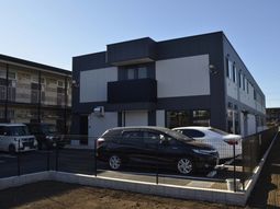 駐車場付き建物外観