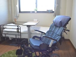 ベッドと車椅子が置かれた居室