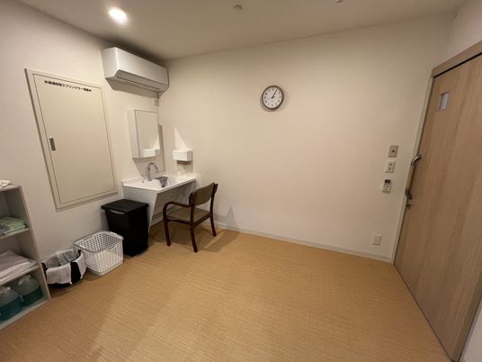 シンプルな洗面台の居室