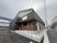 入り口付きの建物外観