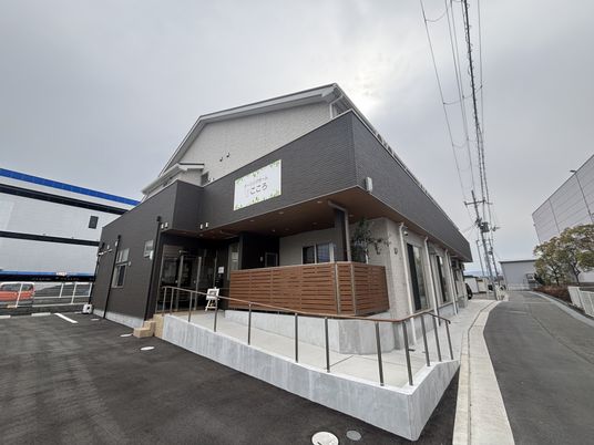 入り口付きの建物外観