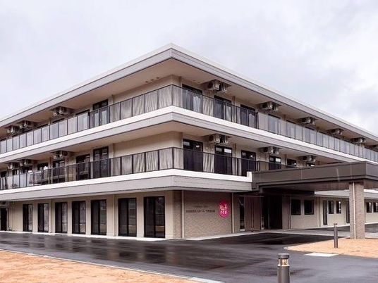三階建ての建物外観  