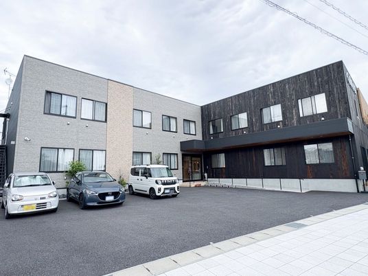 車が停まる外観