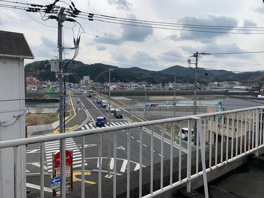広い道路と遠景