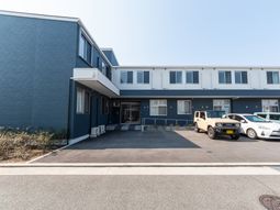 駐車場のある建物外観