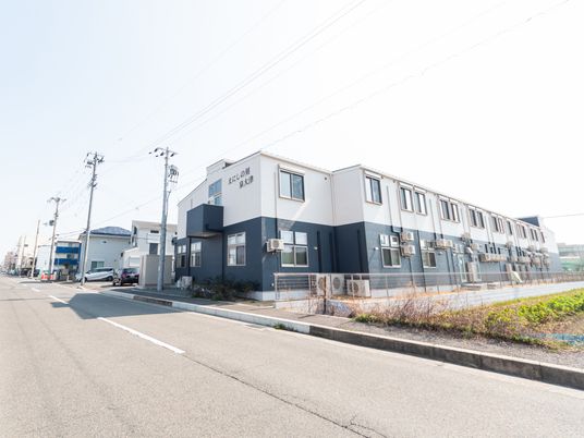 道路沿いの建物外観