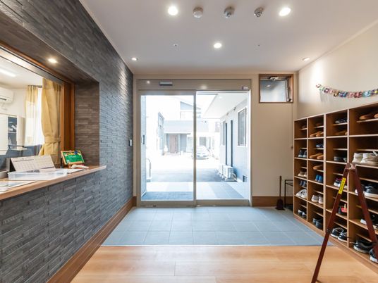 開放的な入口の空間