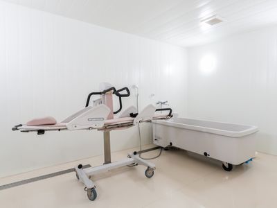 浴槽のある白い部屋