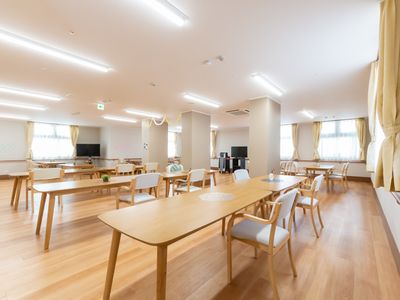 広々としたテーブルが並ぶ部屋