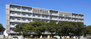 広々とした建物外観