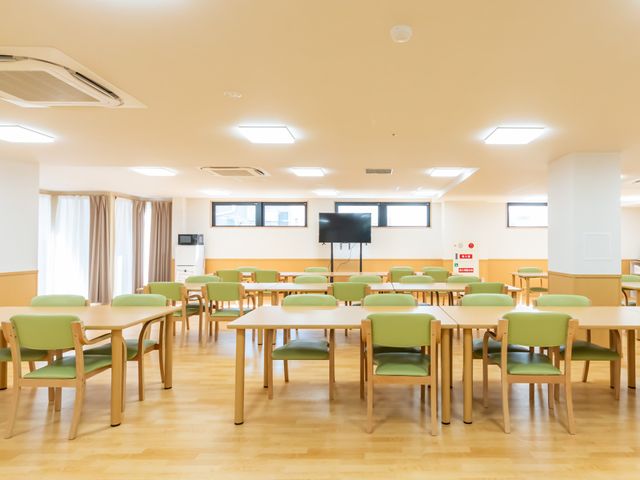 広々としたダイニングルーム ダイニングルーム 自然光が差し込む開放的なスペースです。会話を楽しみながらリラックスできます。