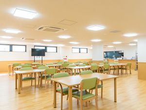 明るく広々とした食堂