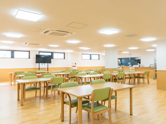 明るく広々とした食堂 食堂 自然光が差し込む明るい空間で、ゆったりと過ごせます。広々とした場所で快適にお仕事ができます。