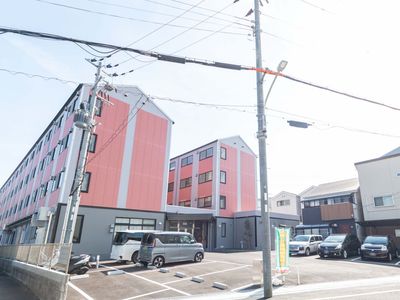 現代的で開放的な外観