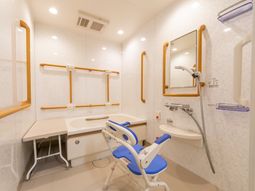 手すり付きの浴室