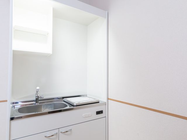 シンプルなキッチン キッチン シンプルで使いやすいキッチンが整っています。必要な設備がコンパクトにまとまっています。