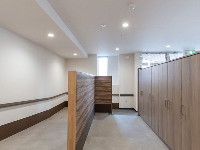 柔らかな照明の廊下 廊下 柔らかな照明が施された廊下は、優しい雰囲気が漂います。高齢者にも配慮されたデザインです。