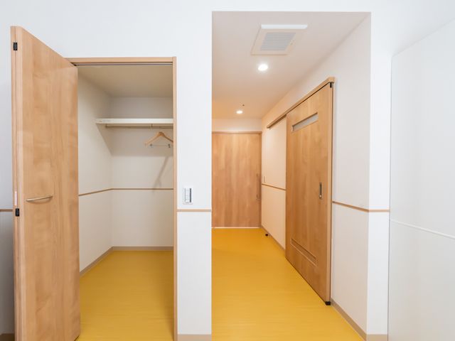 広い居室 居室 広々とした居室には、収納スペースが備わっており、すっきりと整理しやすい環境です。