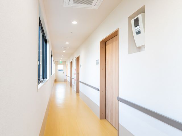 明るい廊下の様子 廊下 広々とした廊下が用意されています。明るく見通しが良い空間で安心感があります。