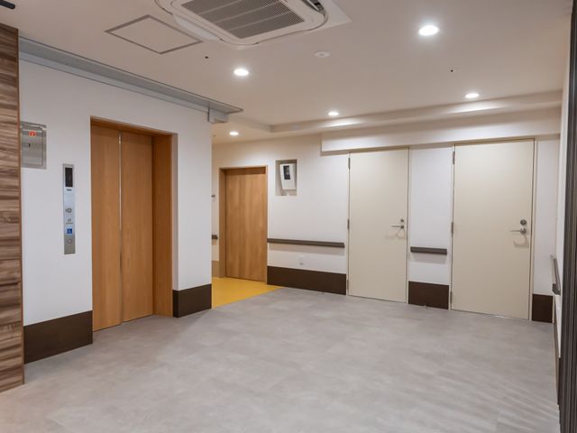 明るい廊下 廊下 清潔感あふれる明るい廊下です。車椅子にも適した広々とした造りで、快適にお過ごしいただけます。