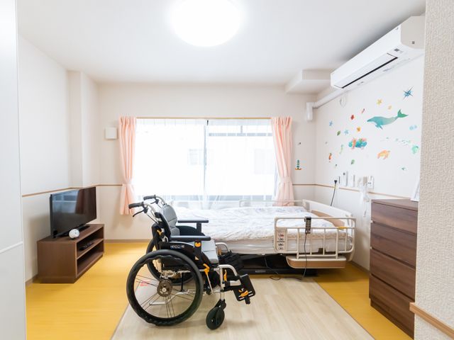 明るい居室 居室 自然光が差し込む明るい部屋です。車椅子の利用も快適に行えます。