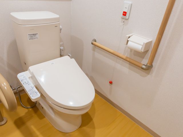 安全設備の整ったトイレ トイレ 清潔で安全設備が充実したトイレです。手すりや緊急呼び出しボタンが設置されています。