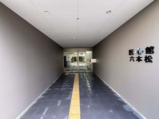 施設のエントランス