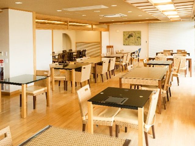 明るい食堂 食堂   木目調の床と大きな窓で、やわらかな明るさが広がる食堂です。ゆとりのある配置で、就業時の動線も確認しやすそうです。