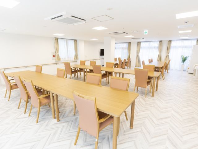 開放的な食堂 食堂 広々とした空間で、自然光が差し込む明るい環境です。リラックスしながら食事を楽しめます。