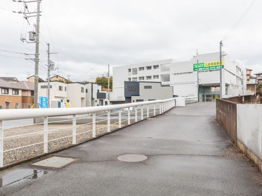 白い建物の外観