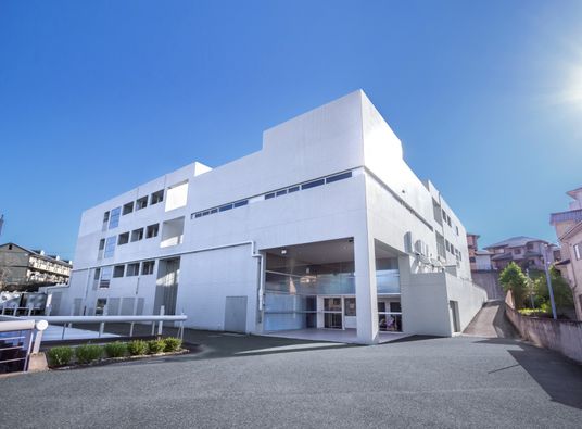 白い建物の外観