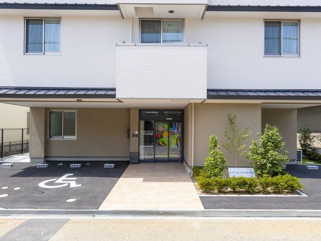 エントランス<br> 外観<br> 広々とした玄関は、車椅子でも安心して出入り可能です。清潔感あるデザインが魅力的です。