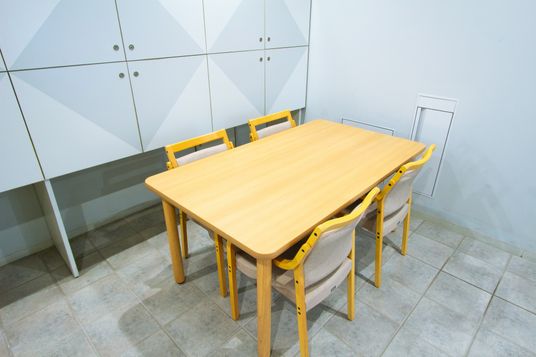 木製テーブルと椅子の部屋