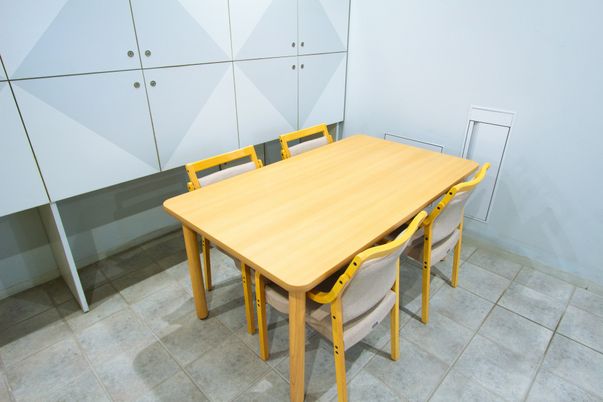 木製テーブルと椅子の部屋