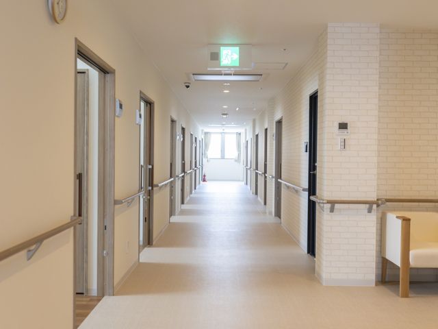 明るい廊下 廊下 明るく広々とした空間が広がる廊下です。自然光が優しく差し込み、快適に過ごせます。