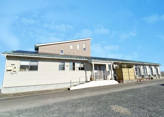 陽光が差し込む建物外観