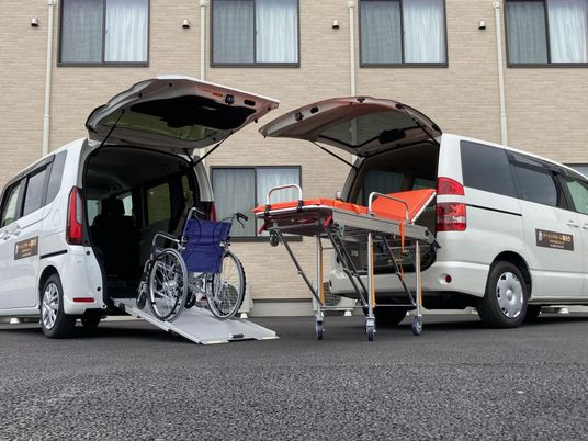 送迎車両と車椅子