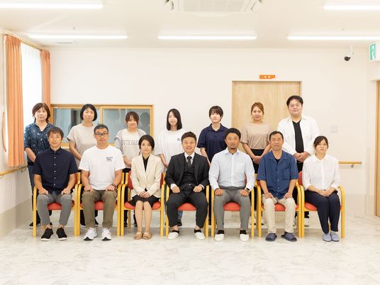 職員集合の明るい室内  