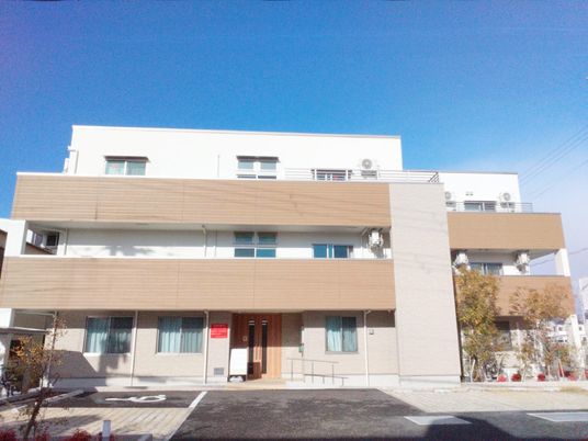 明るい外観の建物  