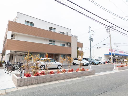 シンプルな建物の外観