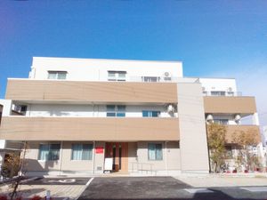 明るい建物外観  