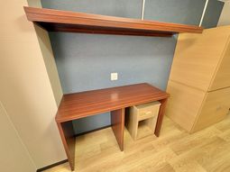 木製机のある居室