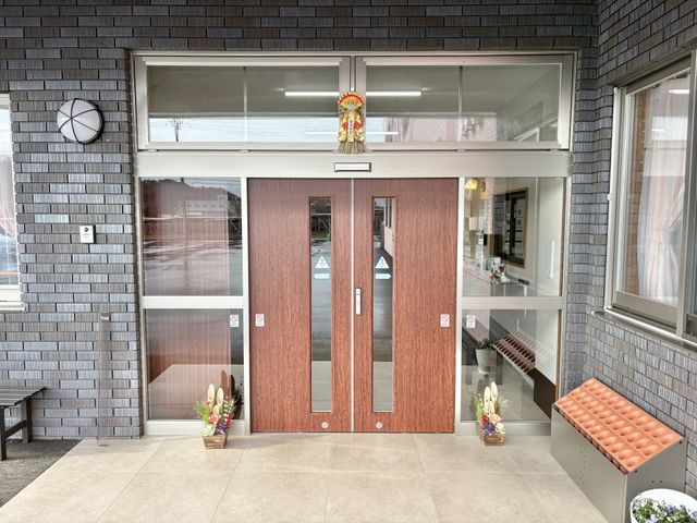 入口の正面 エントランス 落ち着いた雰囲気のエントランスです。車椅子でも楽に通れる広さが魅力です。