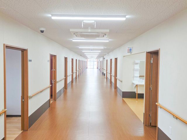 長い廊下 廊下 明るい空間の廊下は、手すりが設置されており、安全に移動しやすい特徴があります。