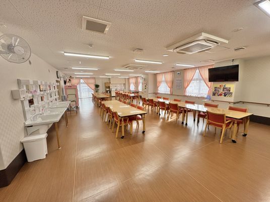 明るいスペースの食堂