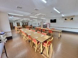 長テーブルと椅子のある食堂