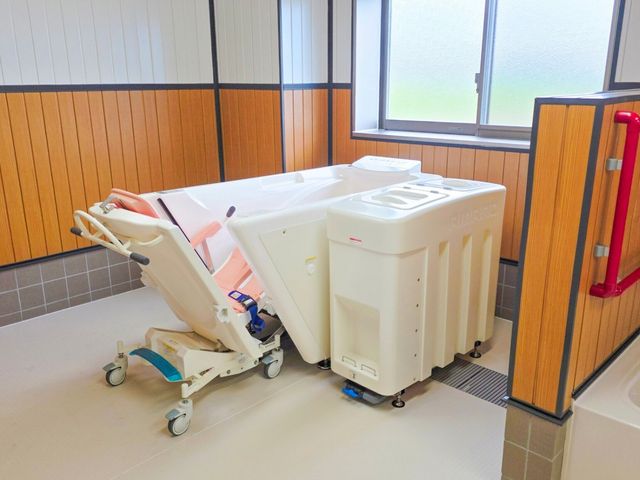 特殊浴槽の設備 浴室 広々とした浴室では、特殊浴槽があり、安心して入浴できる環境が整っています。