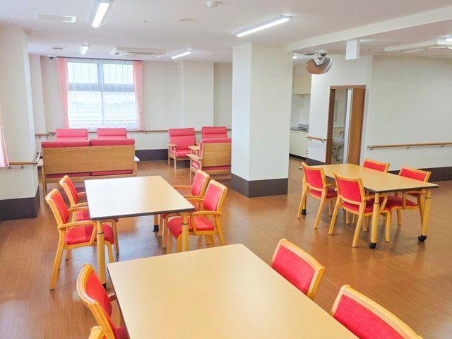 明るく開放的な食堂 食堂 明るい光が差し込む広々とした空間です。快適な環境で、ゆったりと過ごせます。