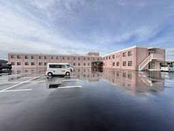 広い駐車場の外観