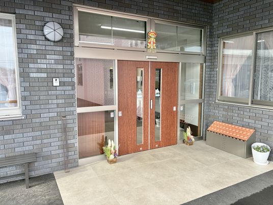 広い入口の建物